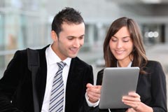foto mujer y hombre consultando información en tableta
